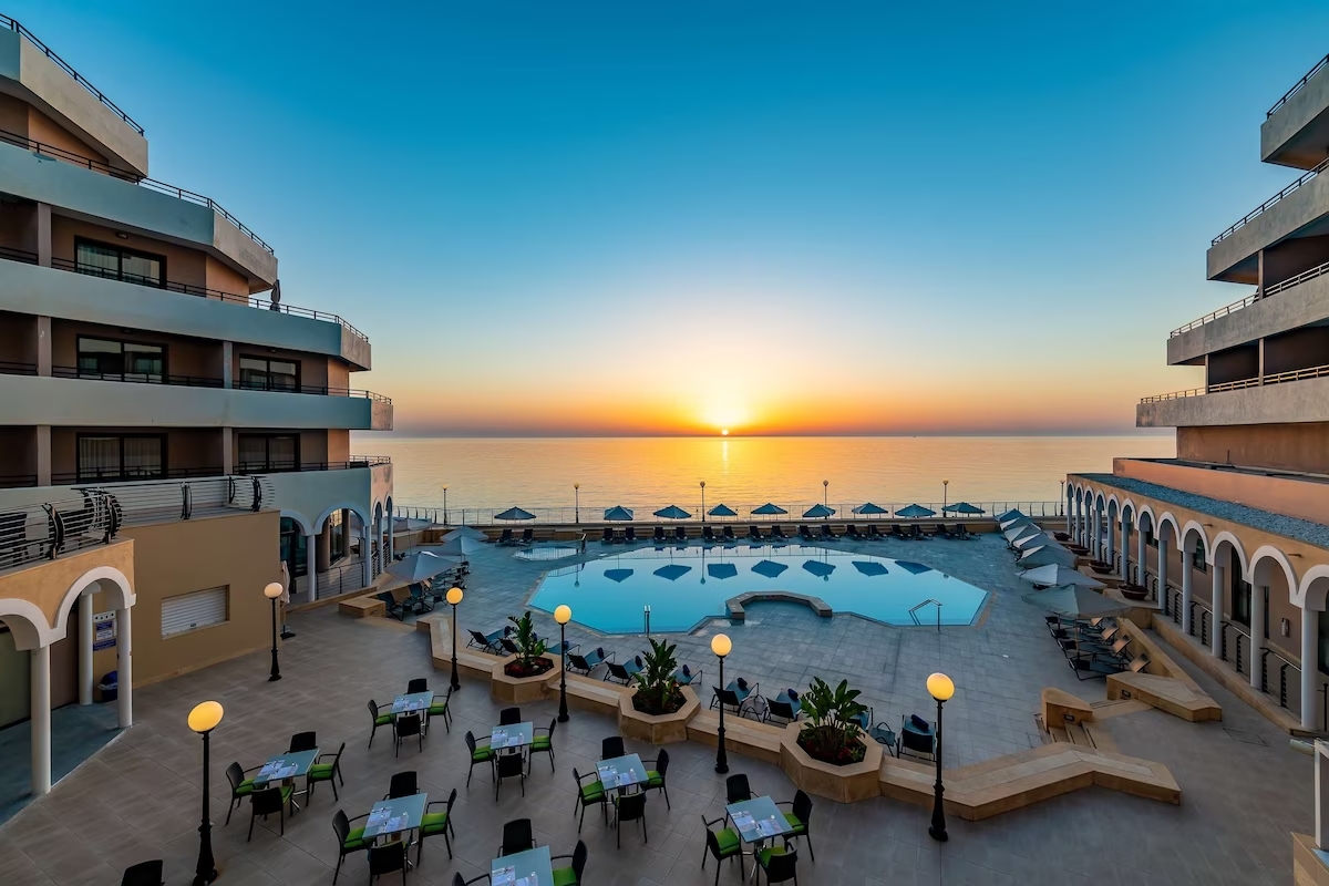 Radisson Blu St Julian's Resort-Bazen.jpg