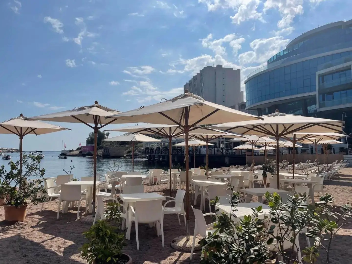 InterContinental Malta-Bar na plazi.jpg