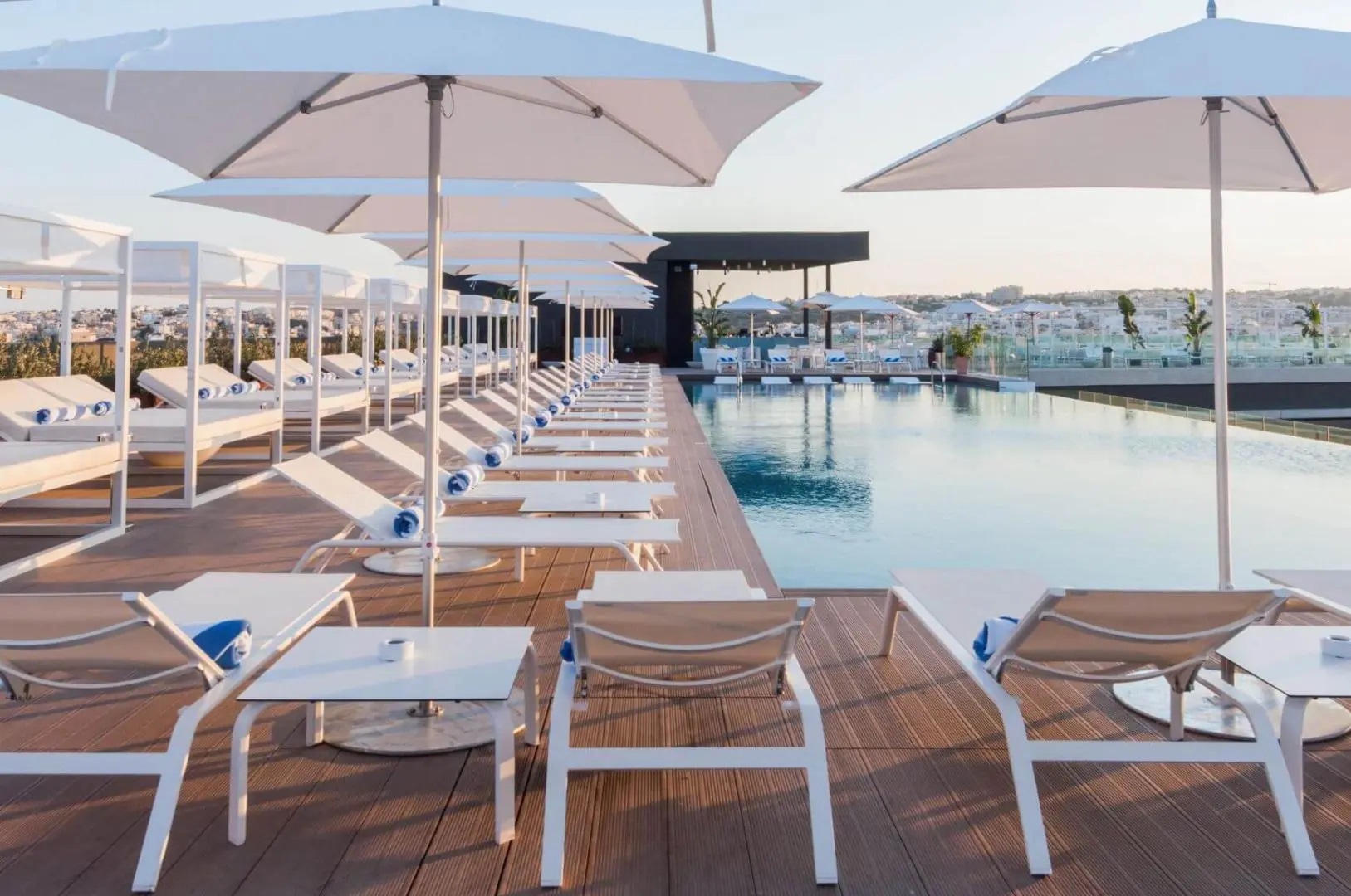 InterContinental Malta-Bazen na krovu.jpg