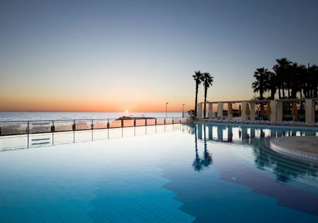 Hilton Malta-Spoljasnji bazen.jpg
