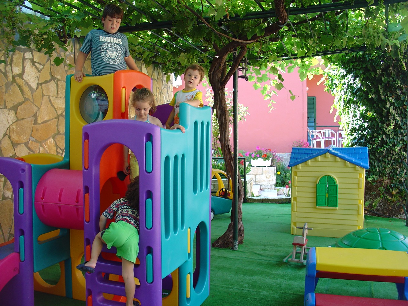 Hotel Oasis Krf igraliste.jpg