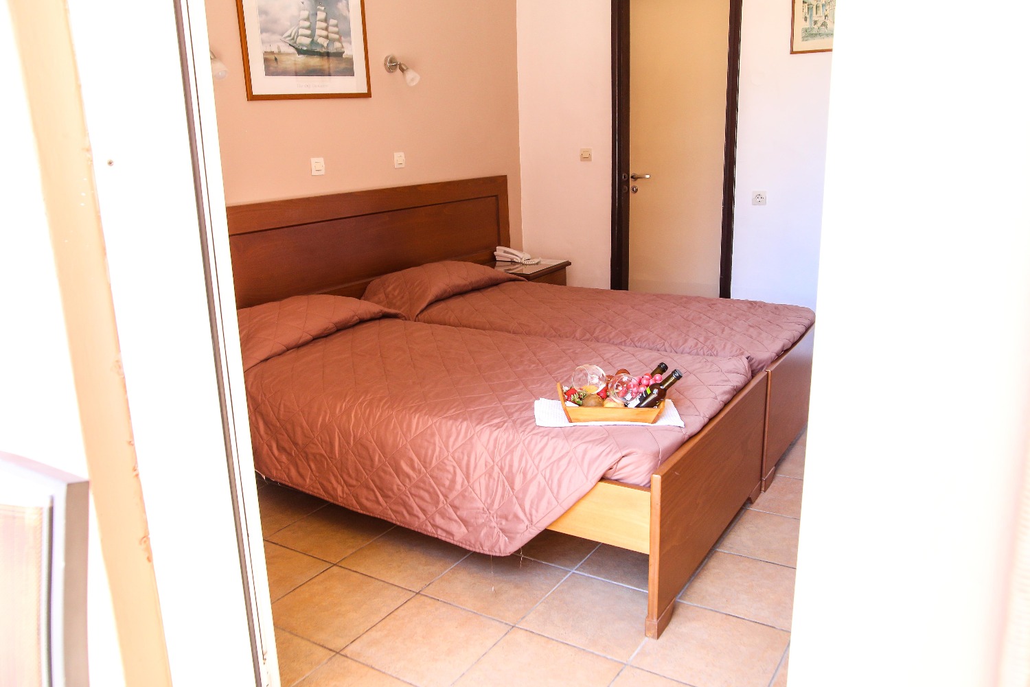 Hotel Oasis Krf main building pogled vrt soba.jpg