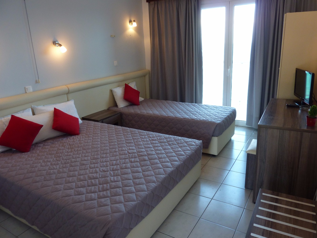 Hotel Oasis Krf main building room 2.jpg