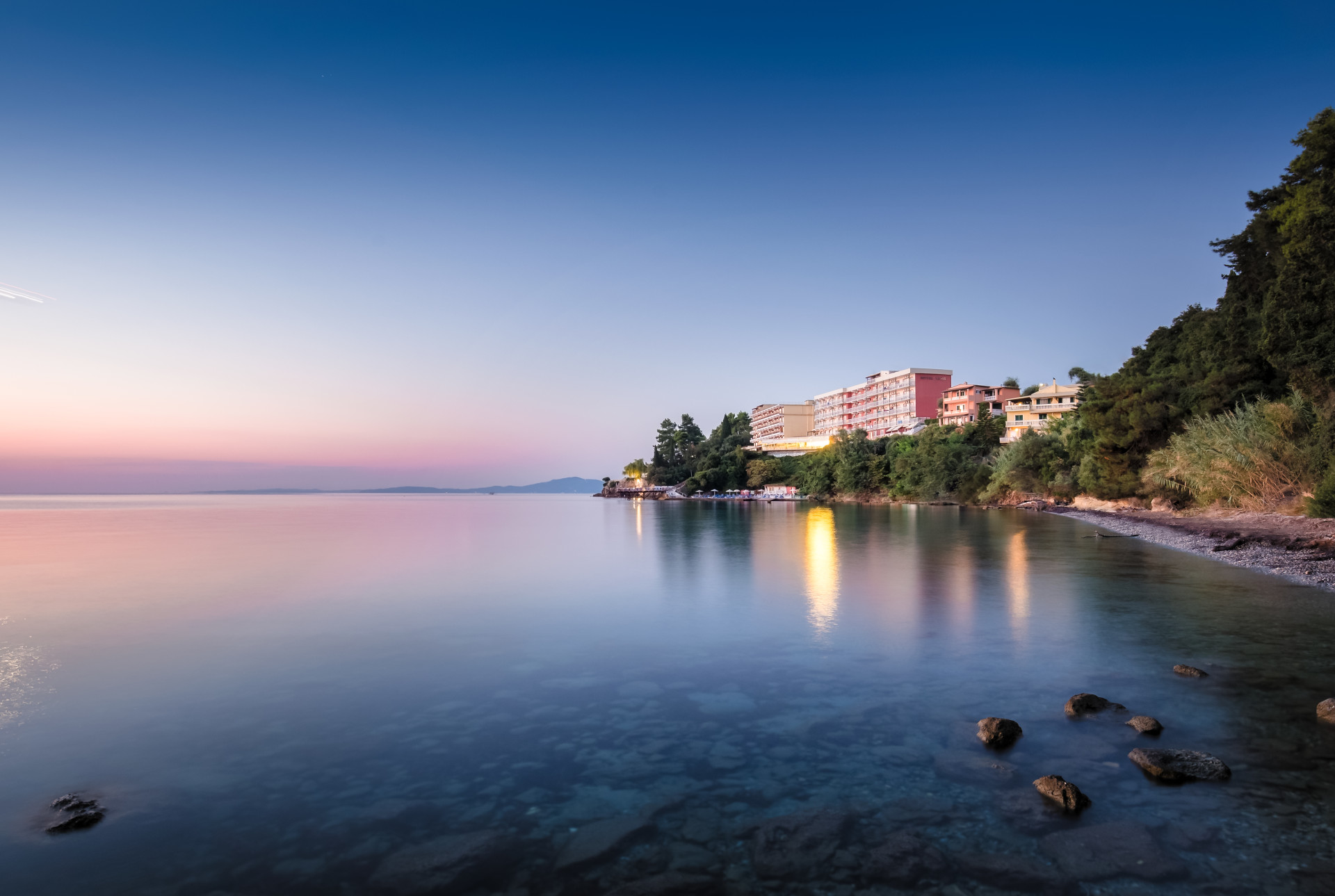 Hotel Oasis Krf pogled s mora na zgradu.jpg