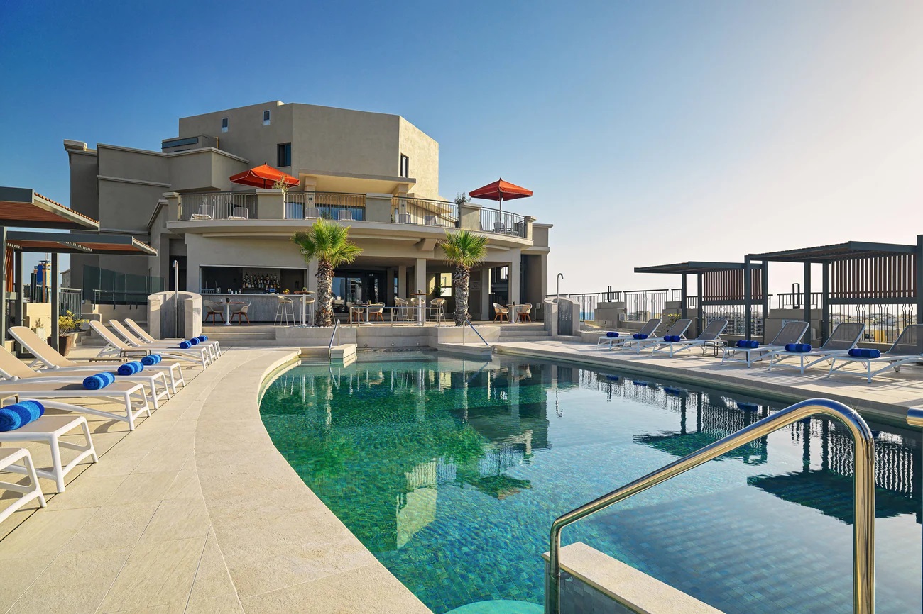 Malta Marriott Resort & Spa-Bar na krovu hotela.jpg