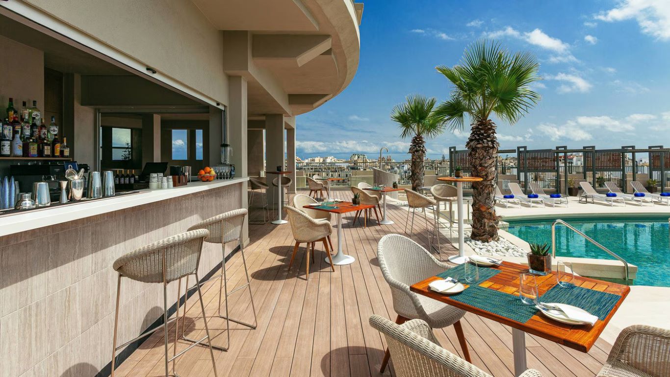 Malta Marriott Resort & Spa-Bar pored bazena.jpg