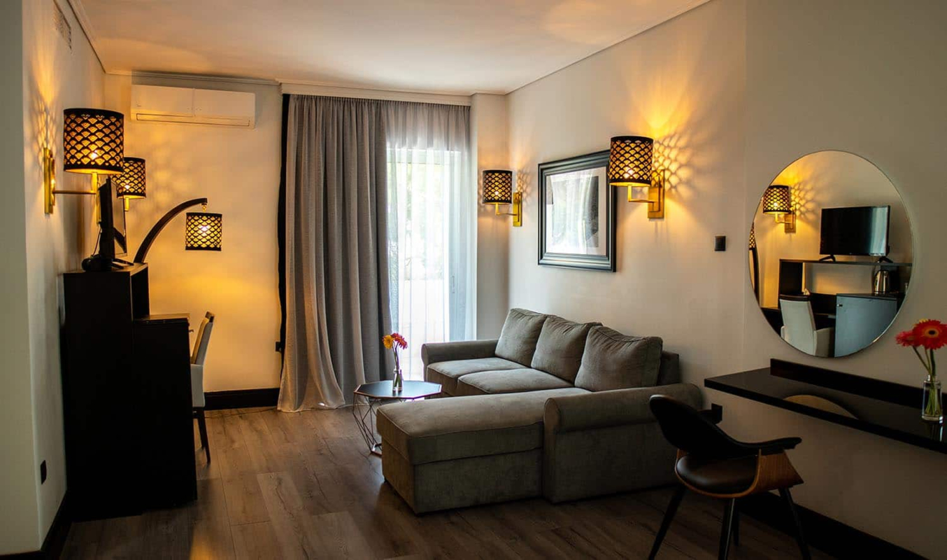 Athenian Riviera Hotel & Suites dnevna soba