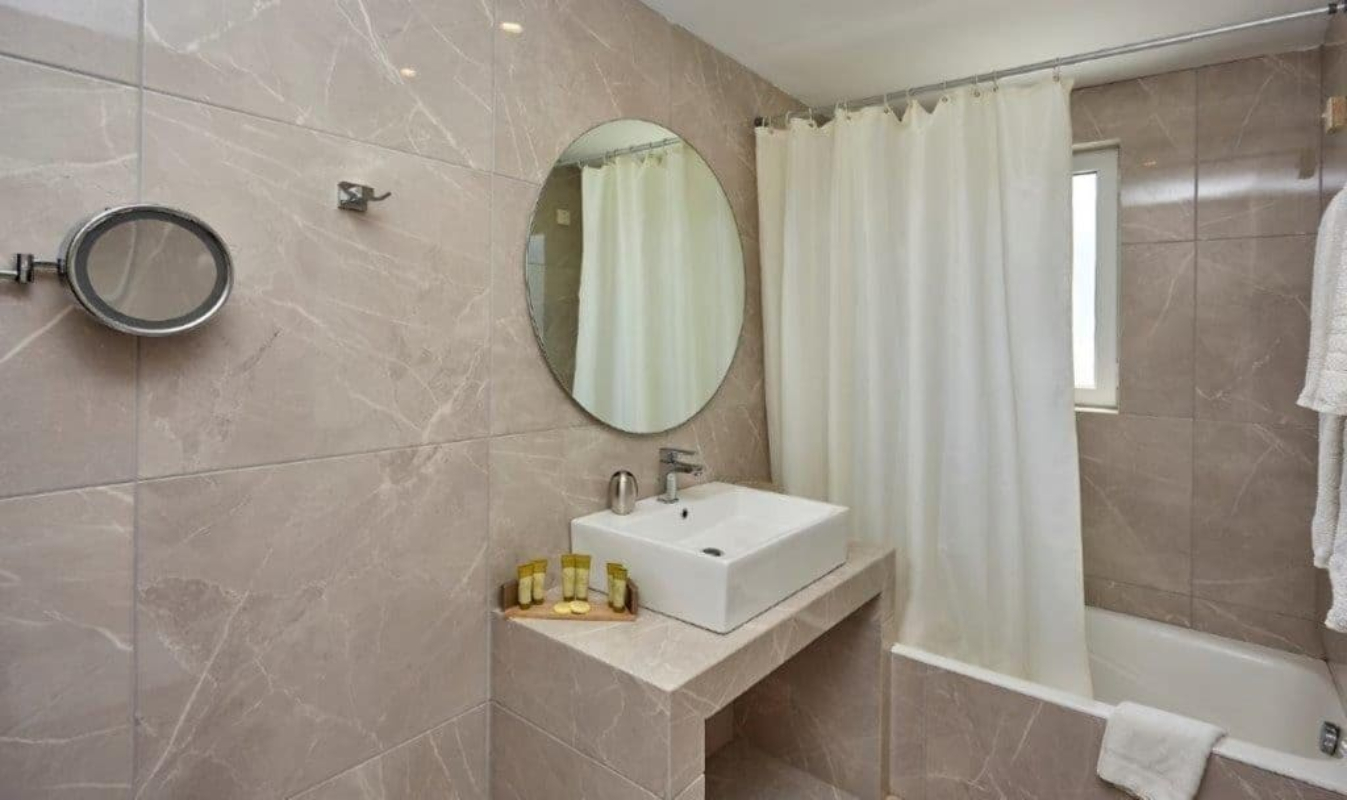 Athenian Riviera Hotel & Suites kupatilo