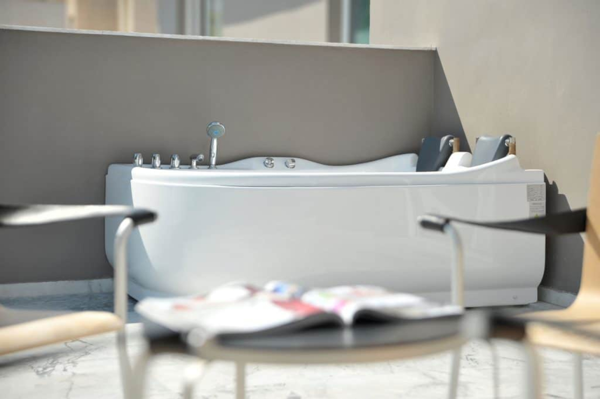 Athenian Riviera Hotel & Suites đakuzi na balkonu