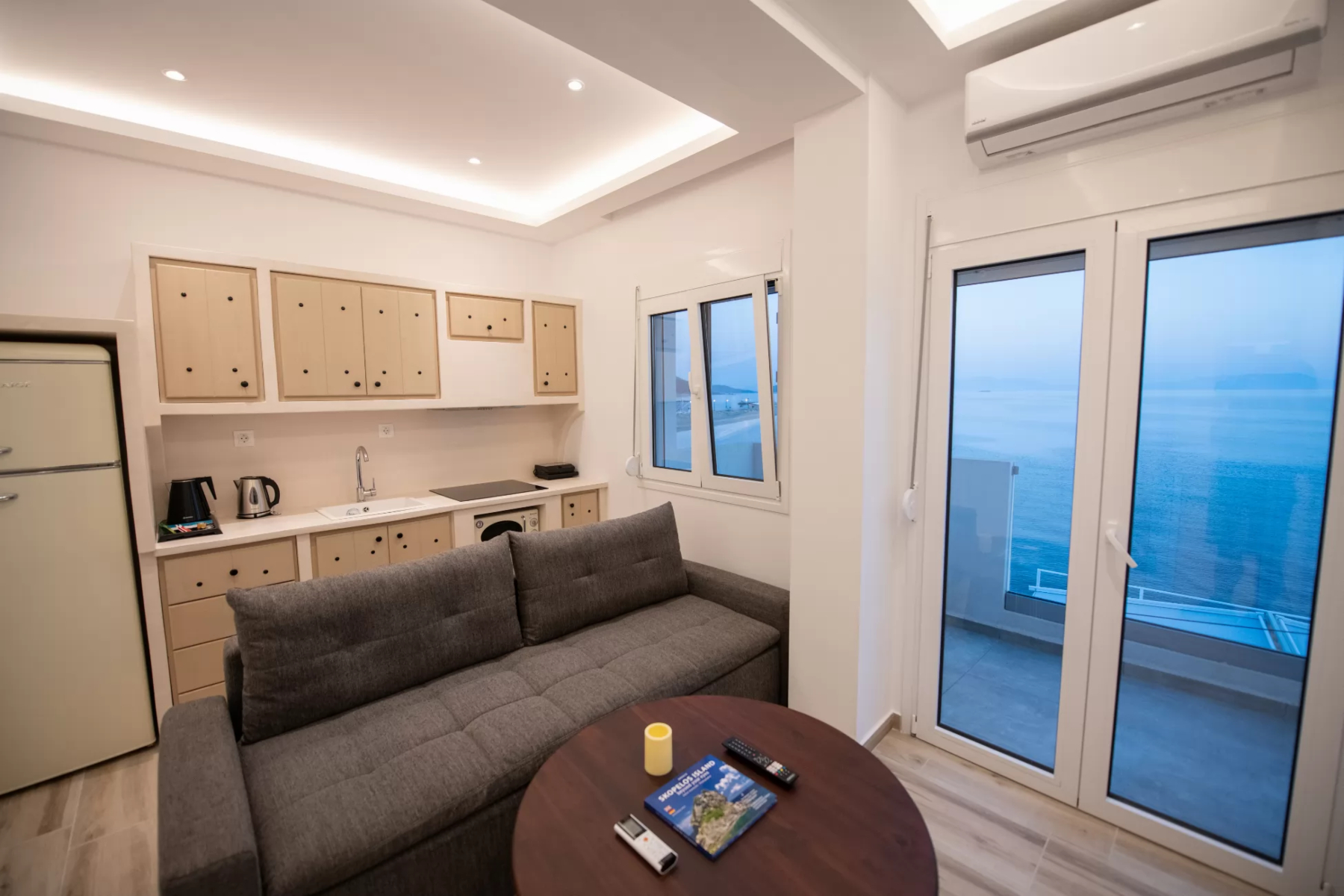 Flisvos Beachfront Apartments superior apartman dnevna soba