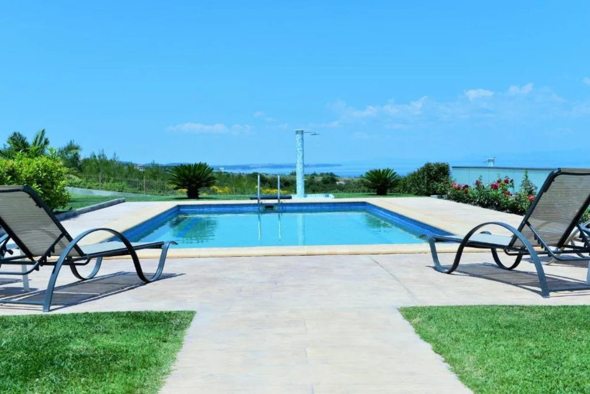 Villas Hanioti bazen.jpg