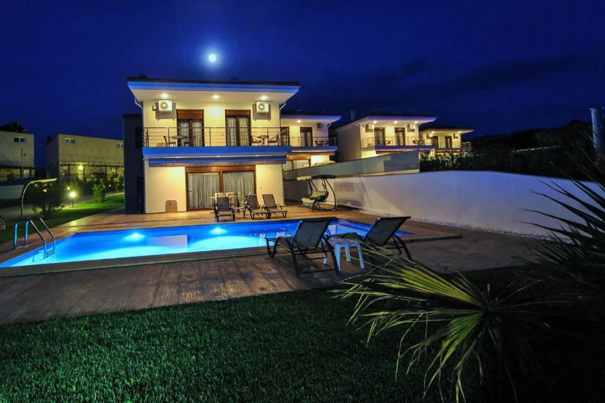 Villas Hanioti noću.jpg