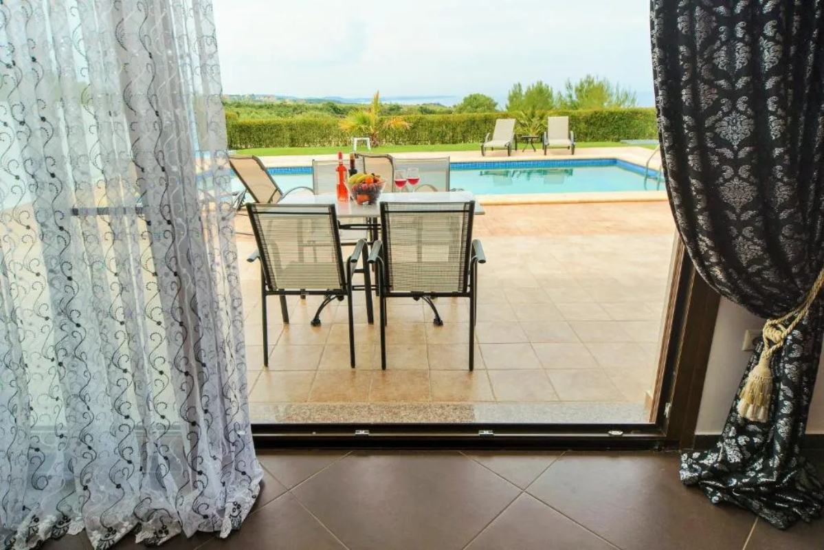 Villas Hanioti terasa sa pristupom bazenu.jpg