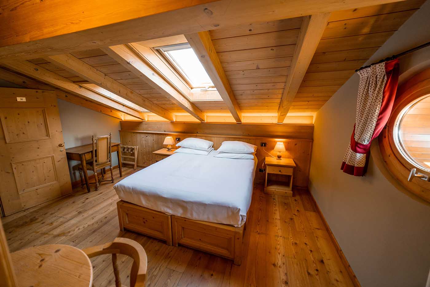 Alpi & Golf Hotel spavaća soba na potkrovlju