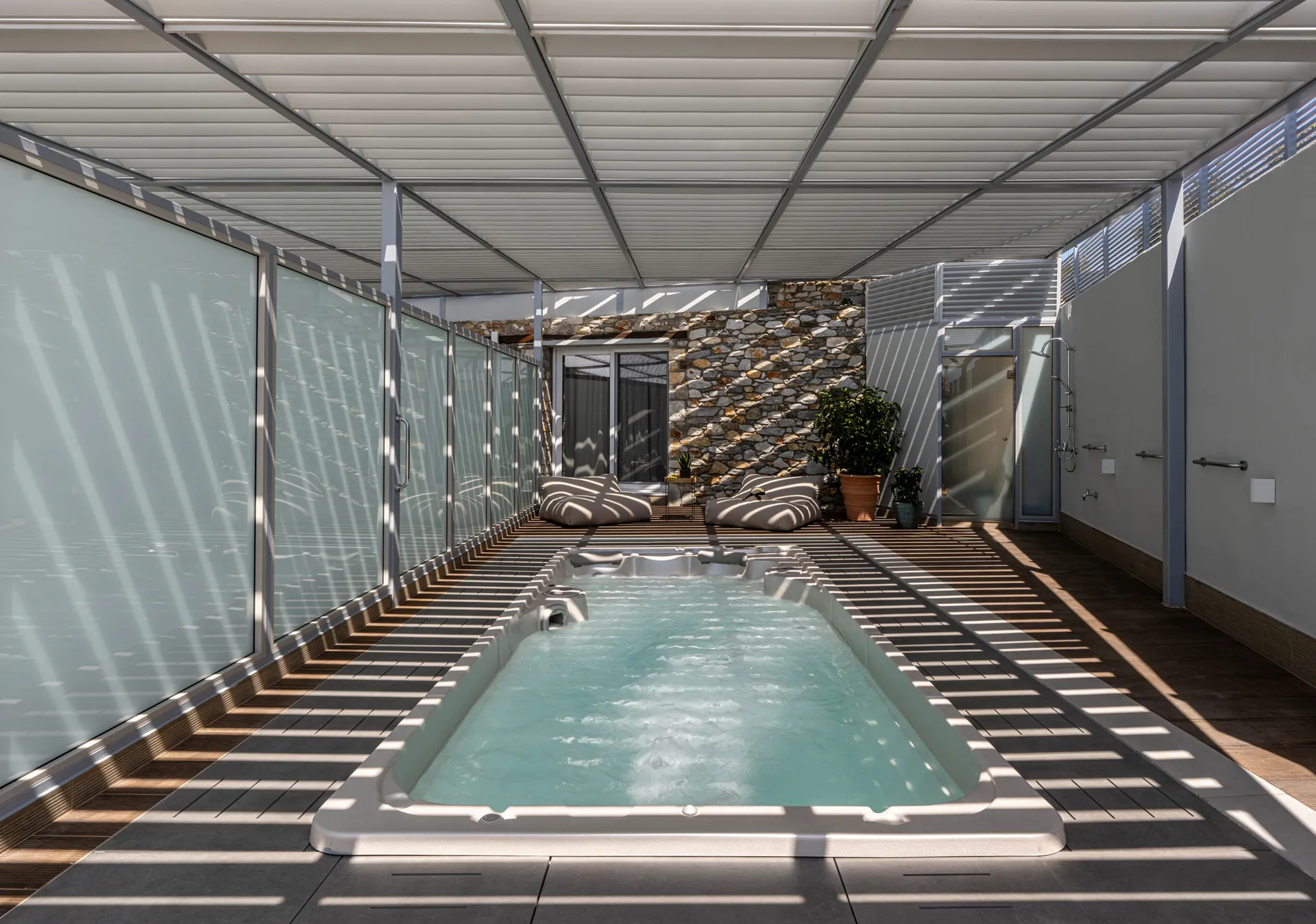 Serenity Suites terasa sa đakuzijem.jpg