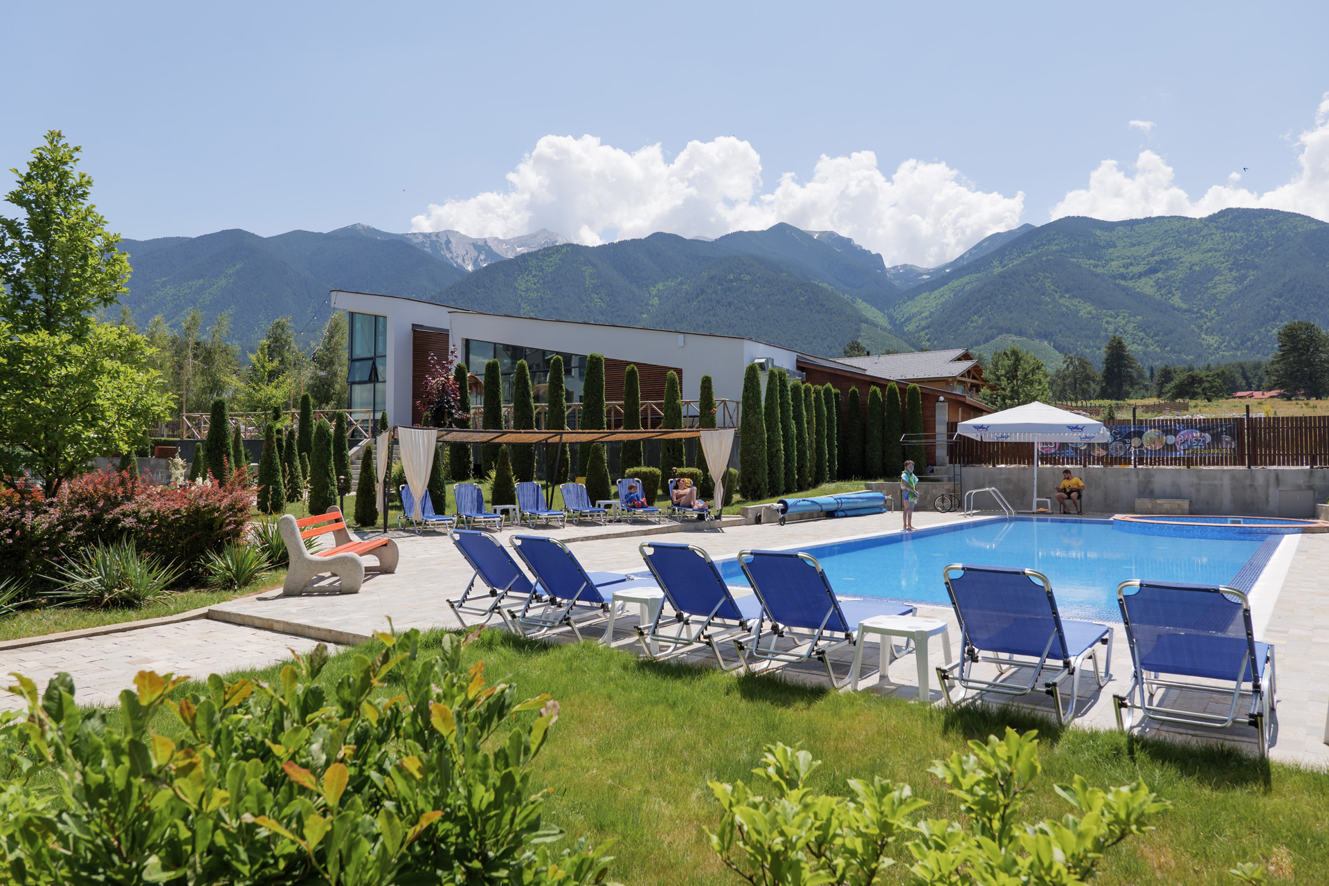 Local Stay-Oblast oko bazena.jpg