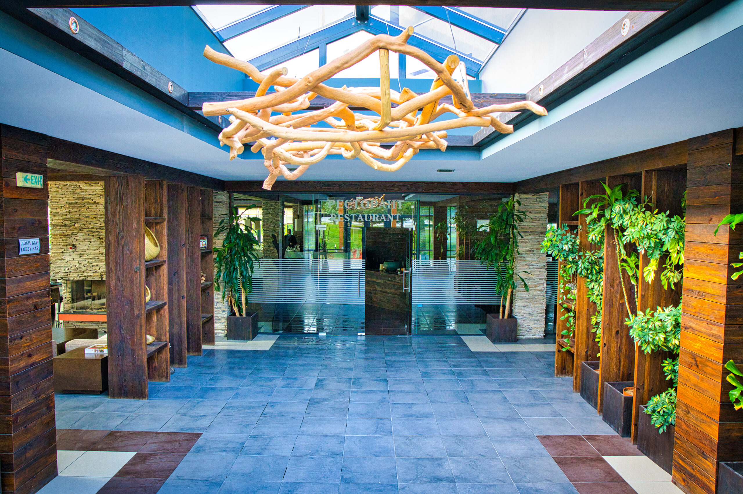 Local Stay-Ulaz u hotel.jpg