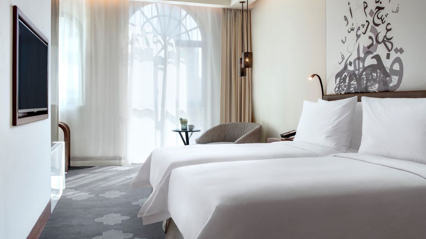 The Heritage Hotel-Deluxe soba pogled grad.jpg