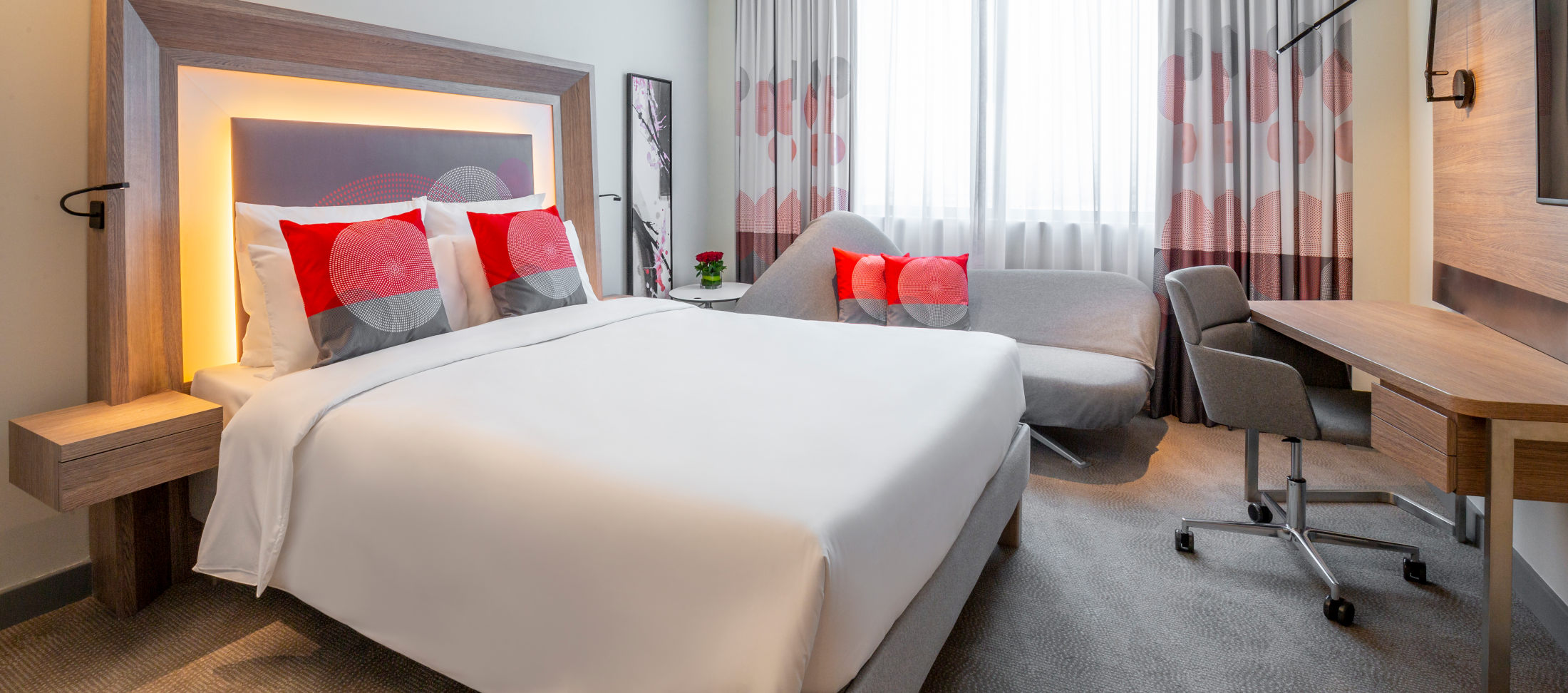 Novotel Bur Dubai-Deluxe soba sa sofom.jpg