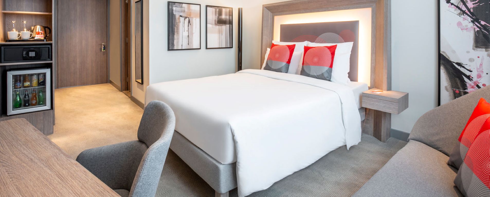 Novotel Bur Dubao-Superior soba sa sofom.jpg