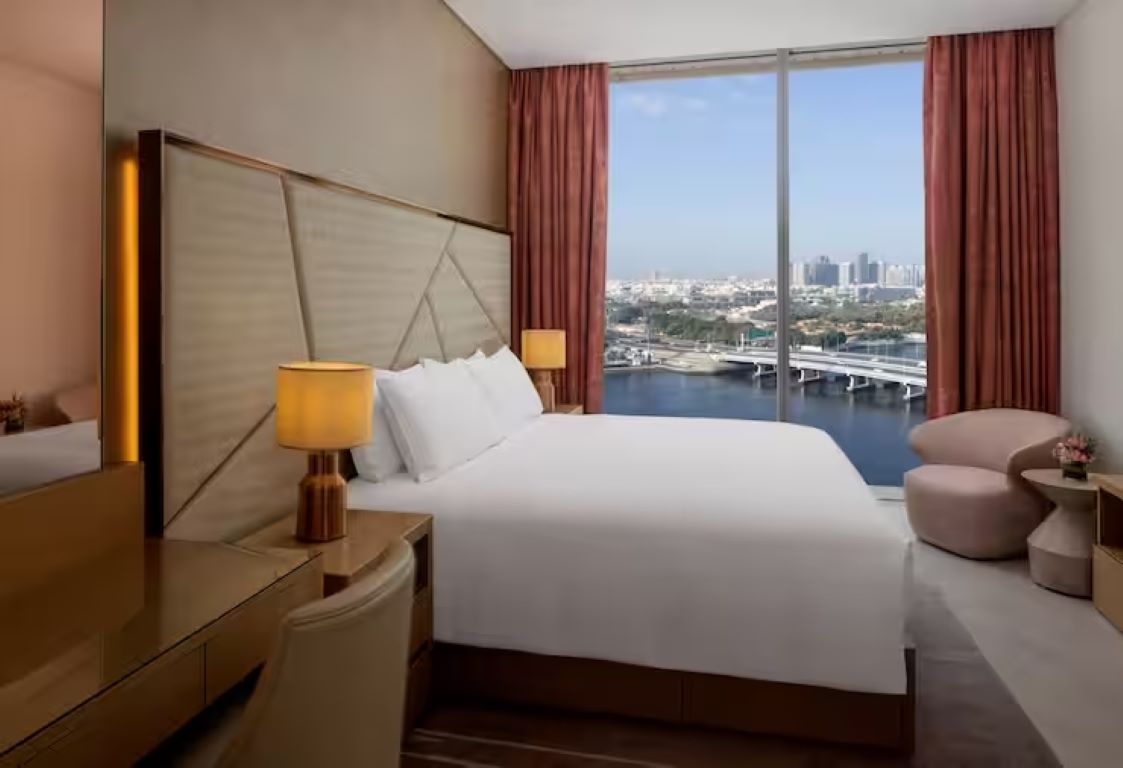 Hilton Dubai Creek Hotel & Residences-Trosoban apartman Creek pogled.jpg