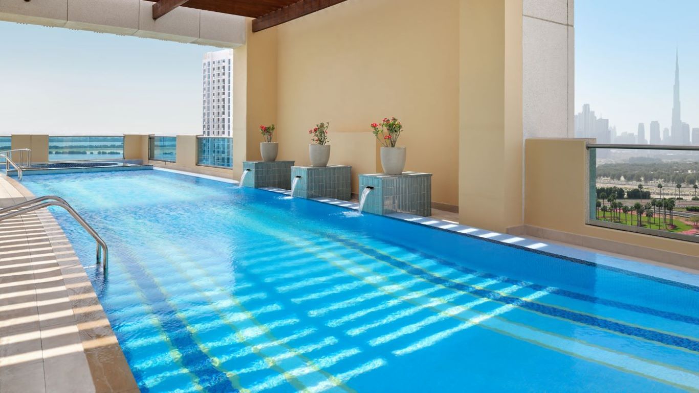 Marriott Hotel Al Jaddaf-Bazen na krovu.jpg