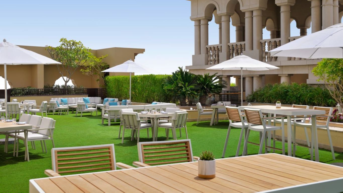 Marriott Hotel Al Jaddaf-Restoran pored bazena.jpg