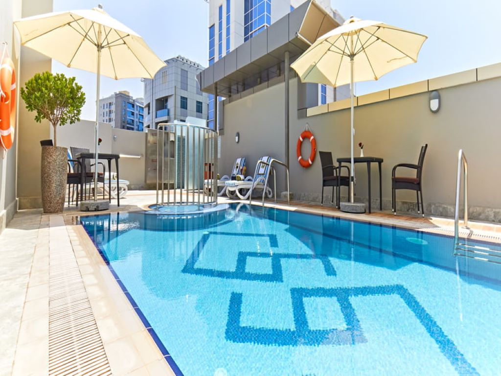 Rose Plaza Hotel Al Barsha-Bazen na krovu.jpg