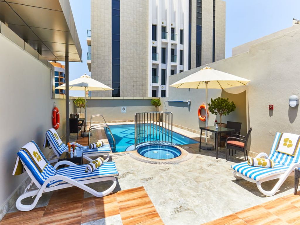 Rose Plaza Hotel Al Barsha-Oblast oko bazena.jpg