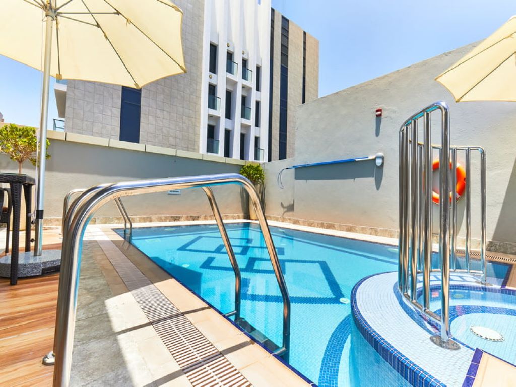 Rose Plaza Hotel Al Basrha-Bazen.jpg