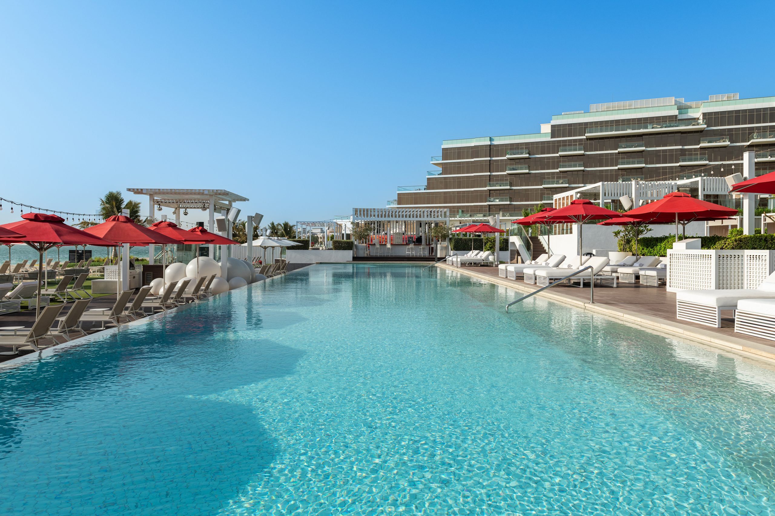 Th8 Palm Dubai-Bar pored bazena.jpeg