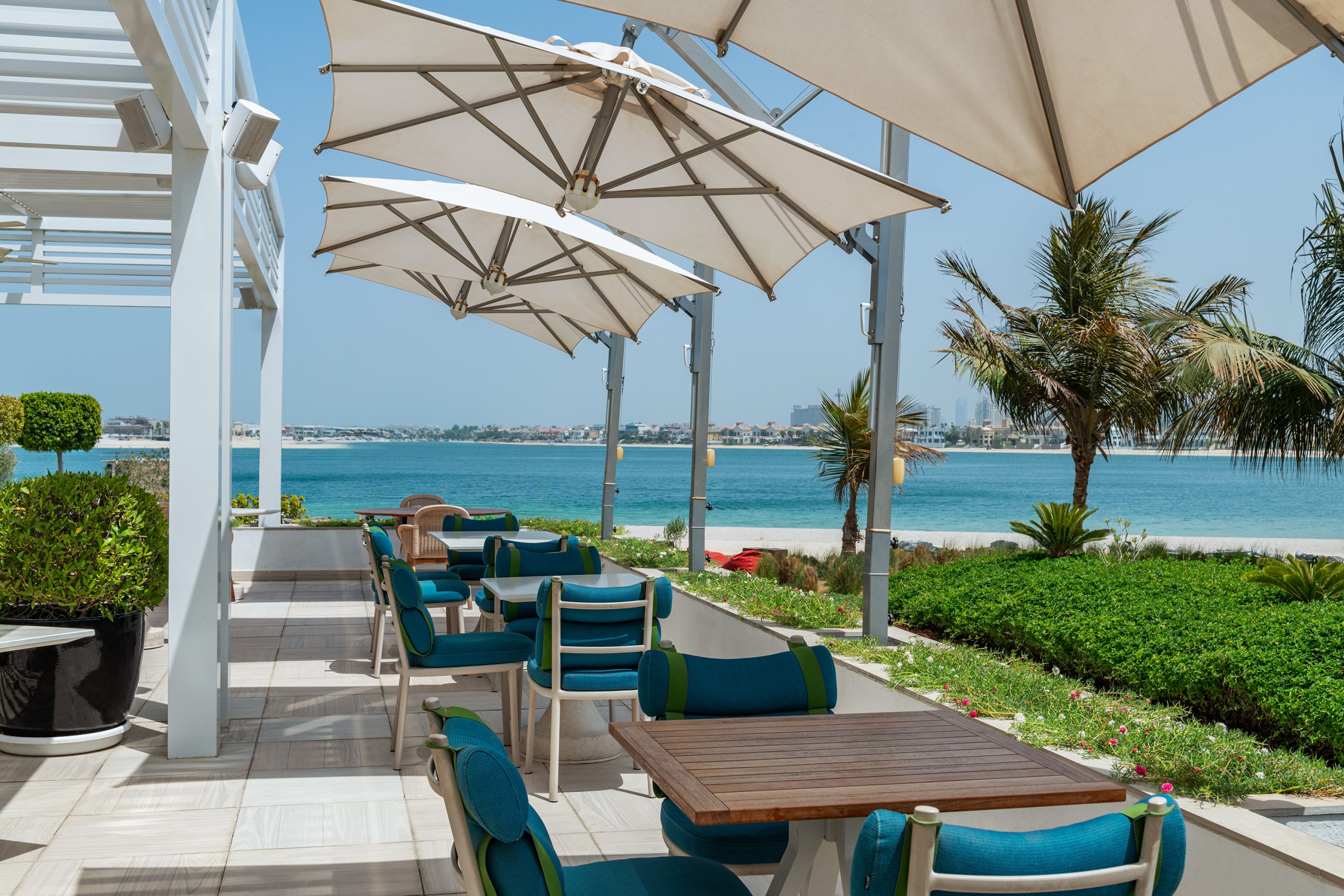 Th8 Palm Dubai-Terasa restorana.jpeg