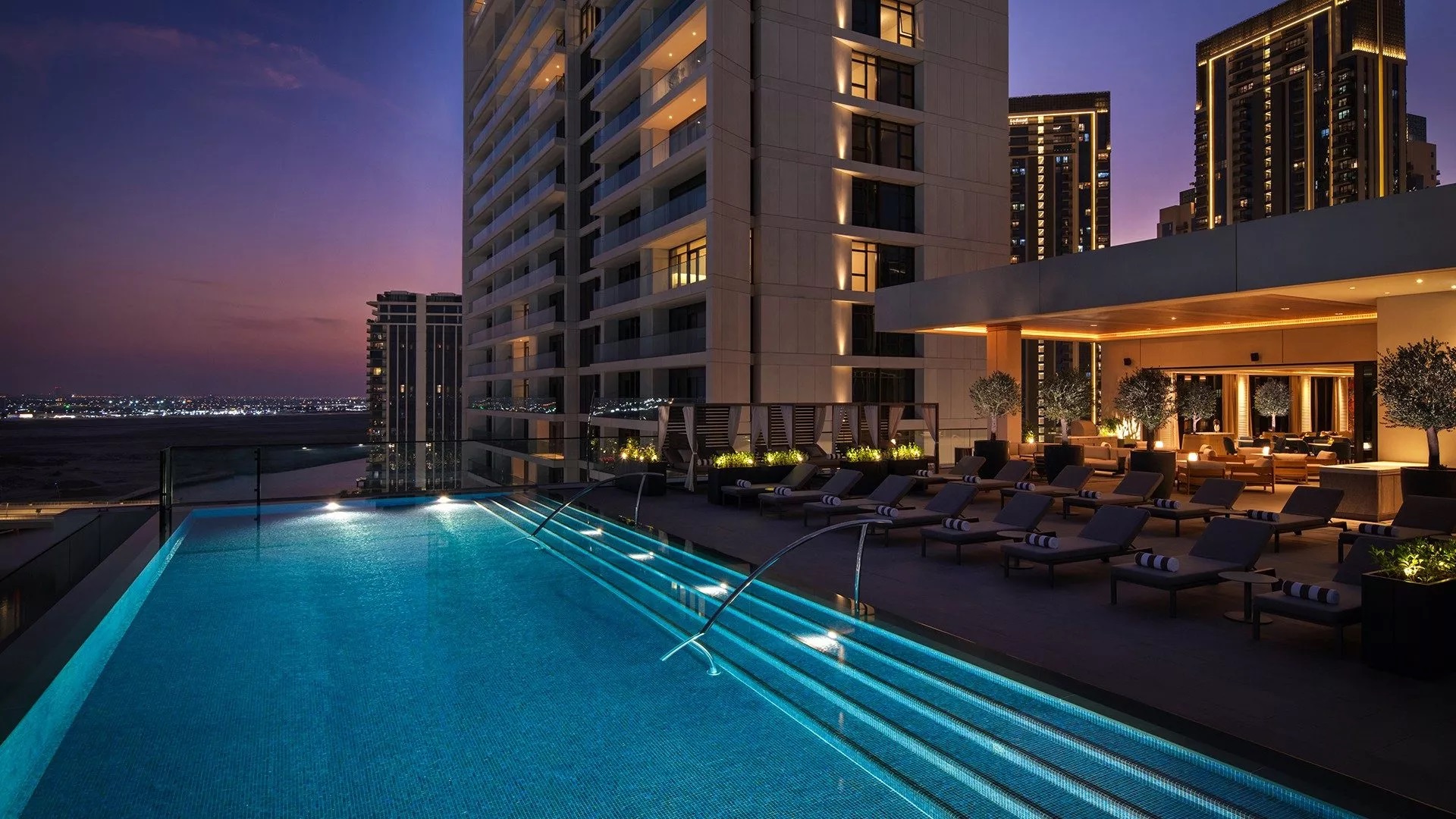 Palace DUbai Creek Harbour-Bazen nocu.jpg
