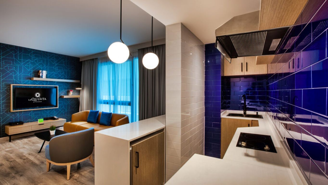 La Quinta by Wyndham Dubai Jumeirah-Delue suite sa kuhinjom.jpg
