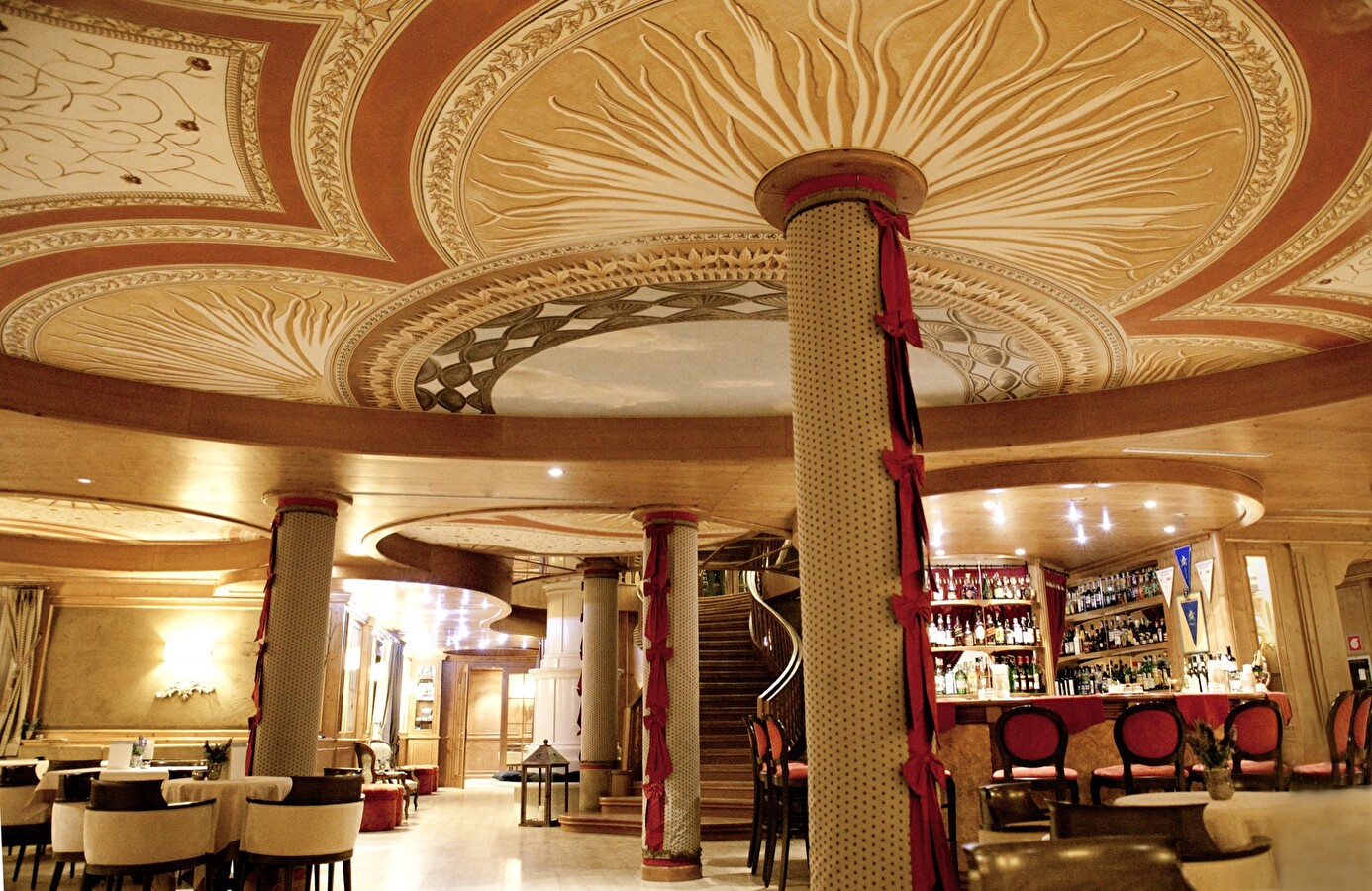 Cristal Place Hotel lounge bar