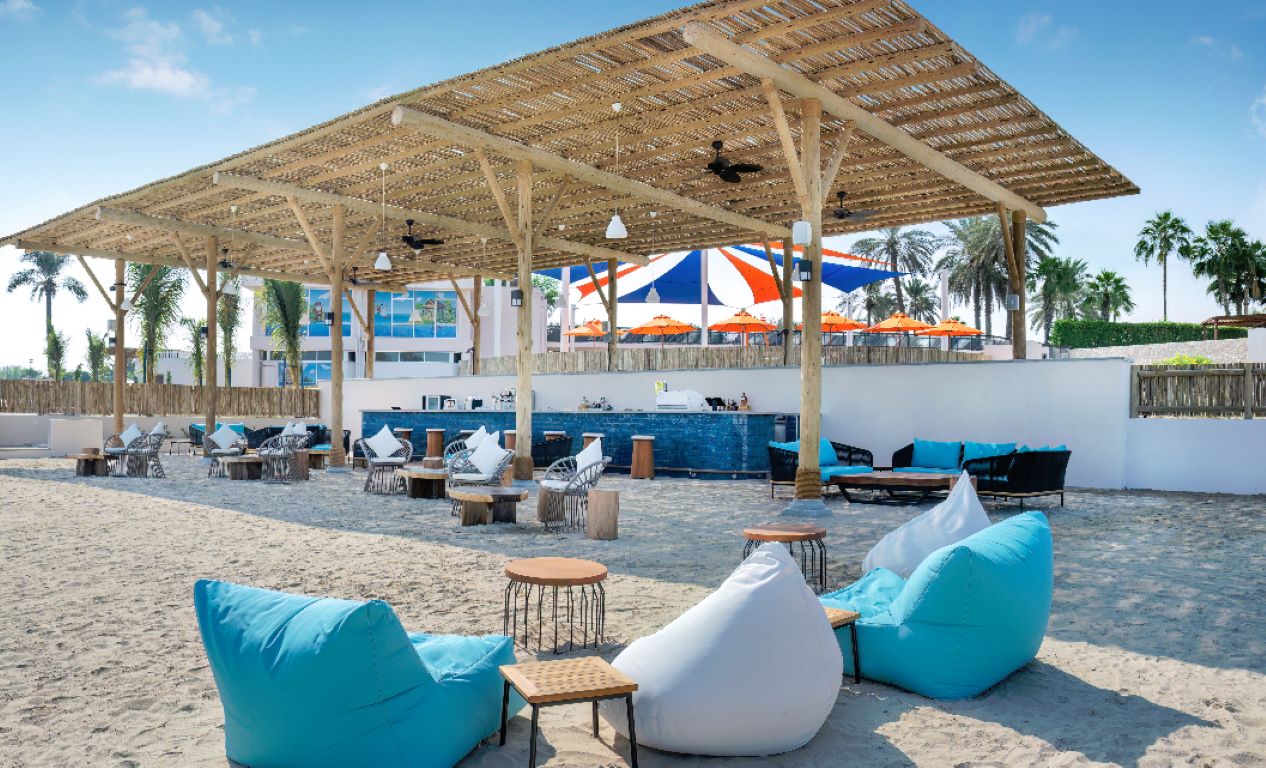 JA Palm Tree Court Hotel-Bar na plazi.jpg