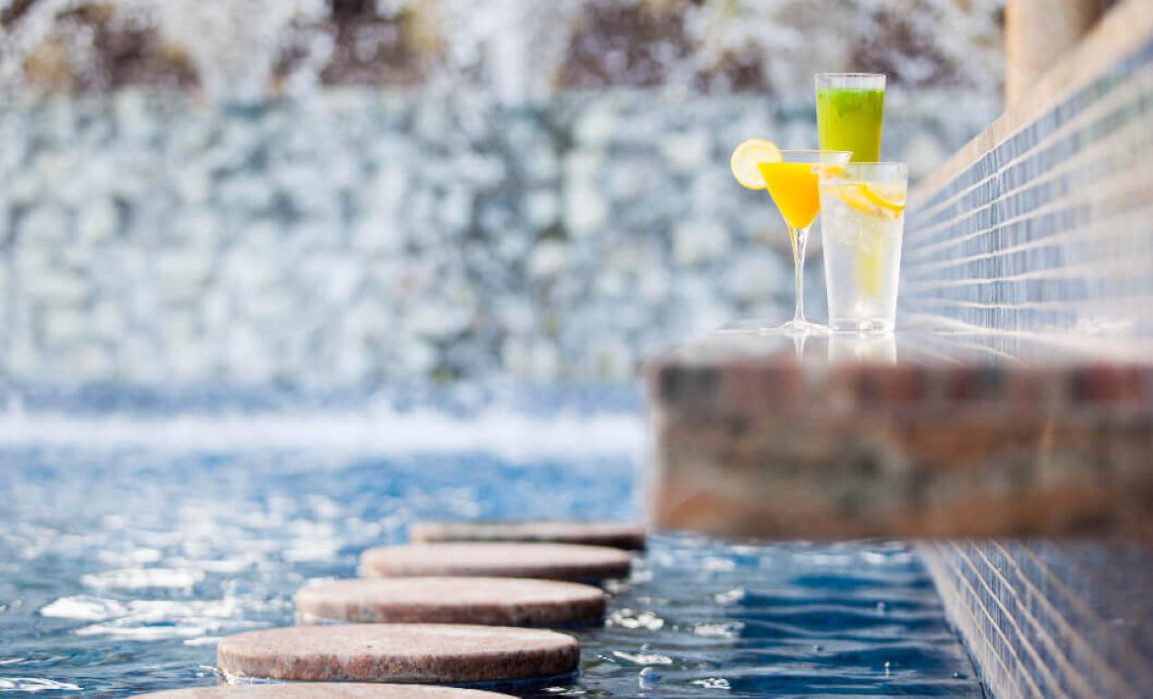 JA Palm Tree Court Hotel-Bar pored bazena.jpg