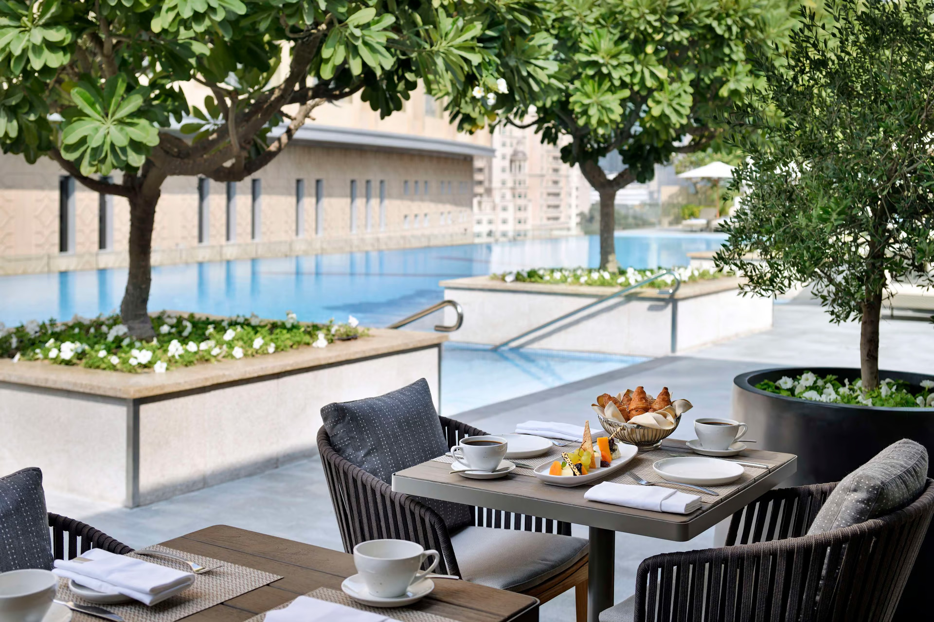 Kempinski Central Avenue Dubai-Oblast oko bazena.jpg