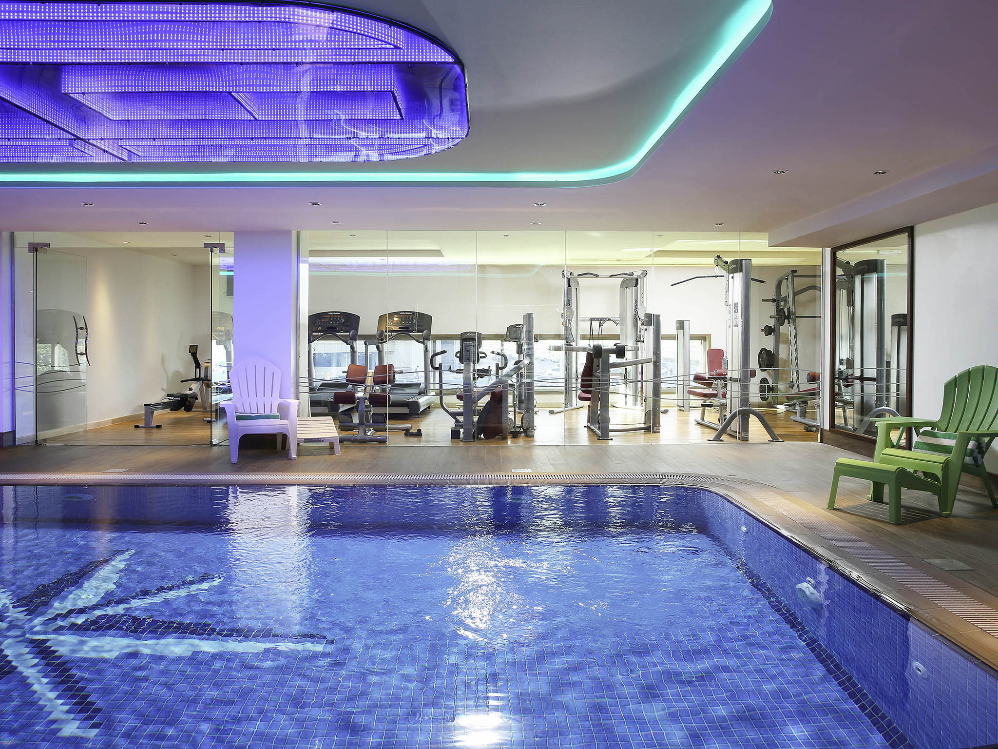 Ibis Styles Dubai Jumeira-Bazen u zatvorenom.jpg