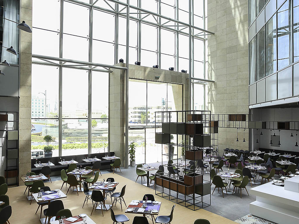 Ibis Styles Dubai Jumeira-Kafe bar.jpg