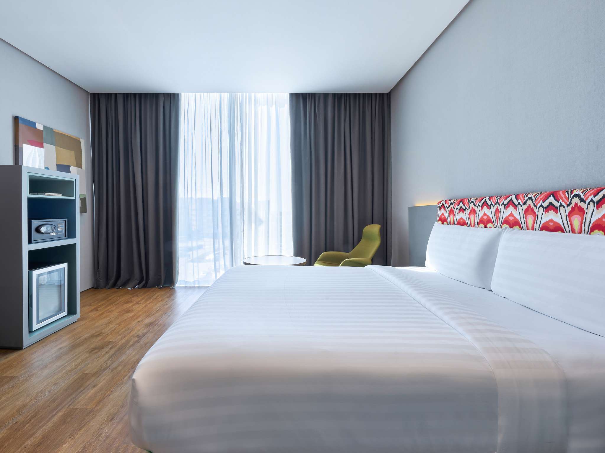 Ibis Styles Dubai Jumeira-Standardna soba pogled grad.jpg