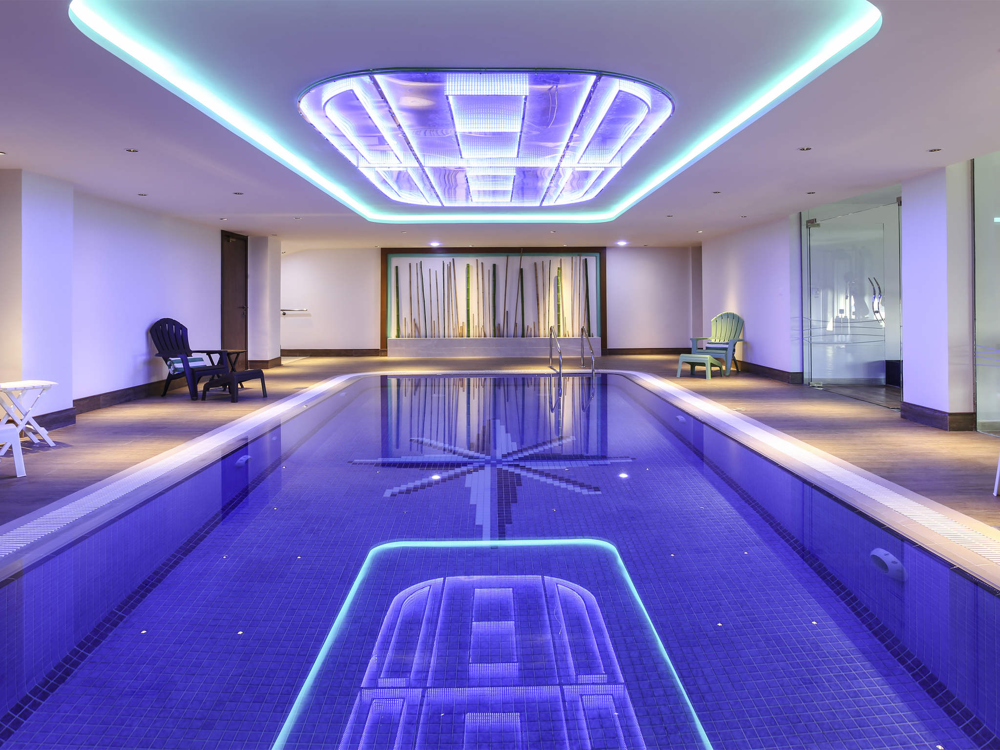 Ibis Styles Dubai Jumeira-Unutrašnji bazen.jpg