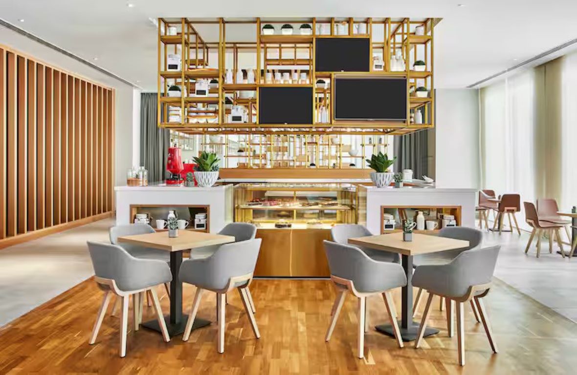Hilton Garden Inn Dubai-Kafe bar.jpg