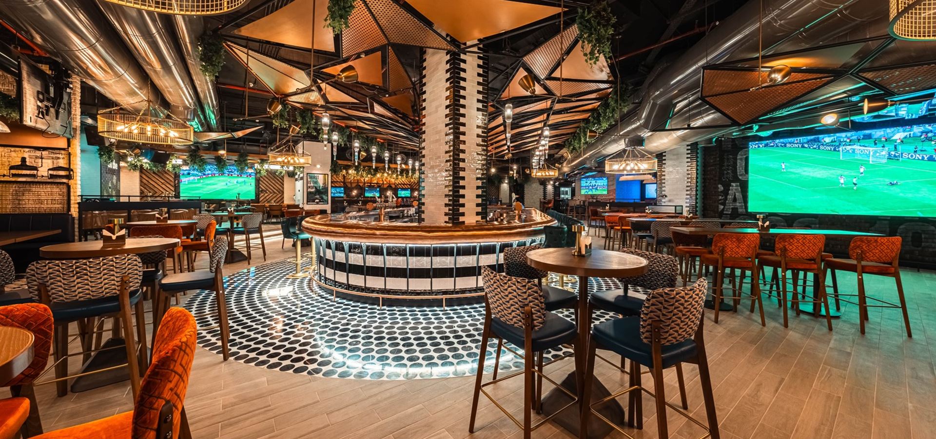 Five Luxe-Sportski bar.jpg