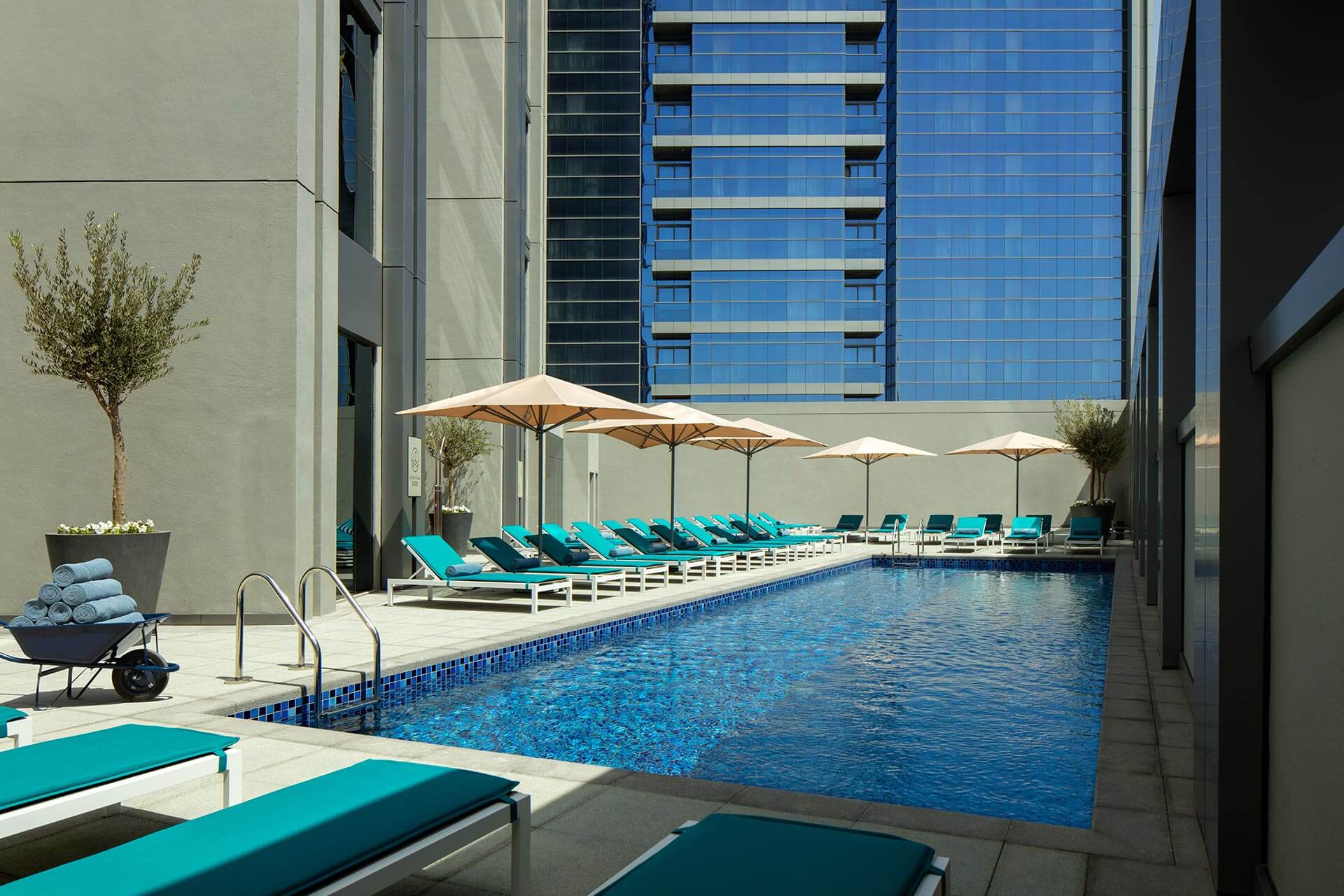 Rove Dubai Marina Hotel-Bazen.jpg