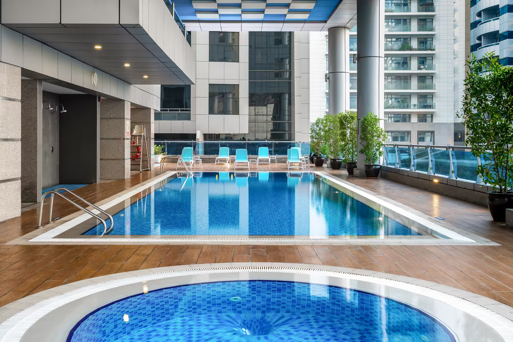 Ramada by Wyndham Dubai Barsha Heights-Djakuzi.jpg