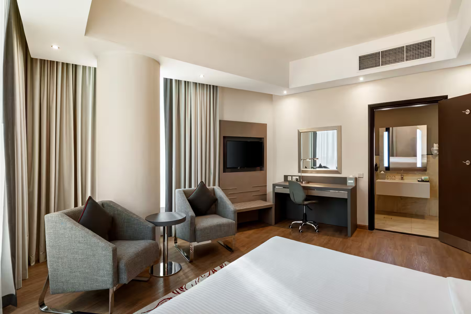 Ramada by Wyndham Dubai barsha Heights-Standardna soba za osobe sa invaliditetom.jpg