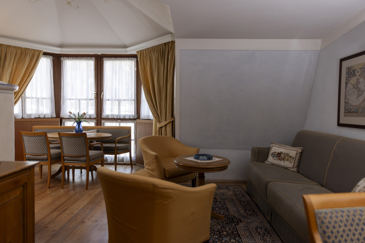 Alpen Suite Hotel apartman regina dnevna soba