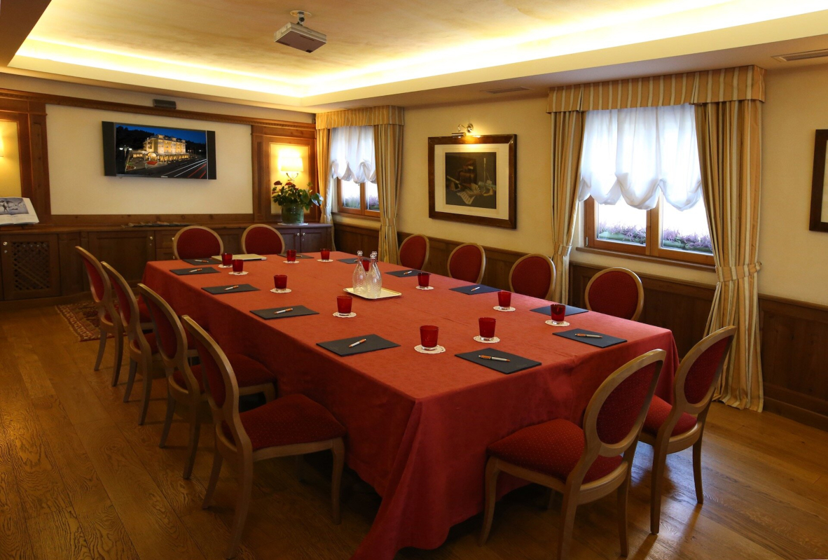 Alpen Suite Hotel soba za sastanke.jpg