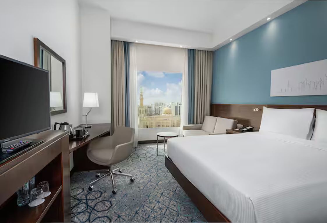 Hampton by Hilton Dubai Al Barsha-Standardna soba sa sofom.jpg